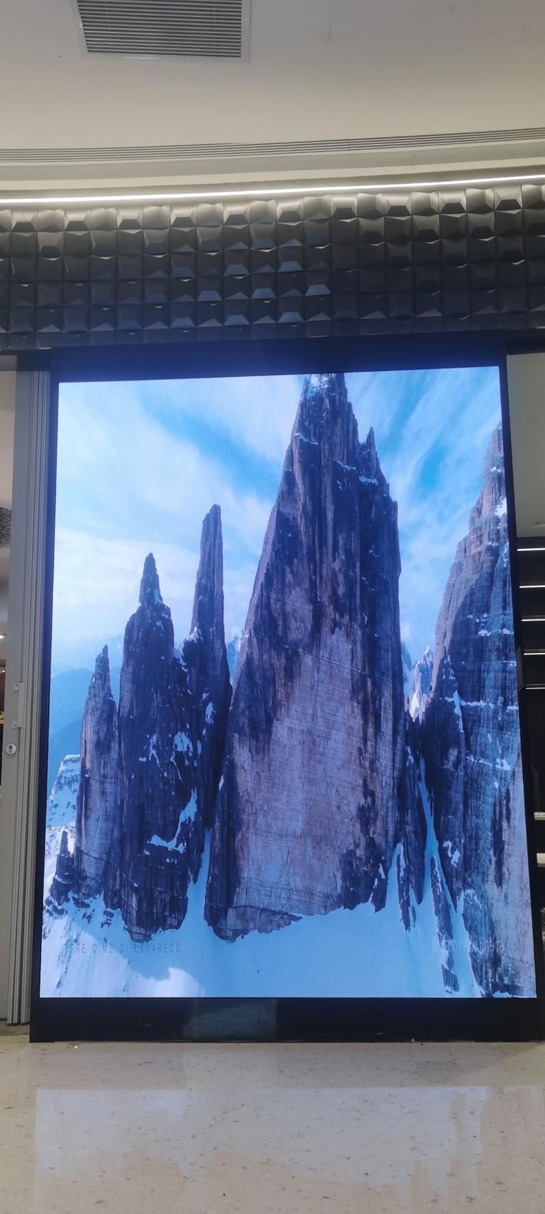 夢時代室內(nèi)全彩P2.0安裝完畢      尺寸：1.92x2.56    像素點：960x1280