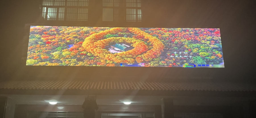 咸寧市通山縣戶外全彩P4安裝調(diào)試完畢   尺寸：10.88*2.88   像素點：2720*720