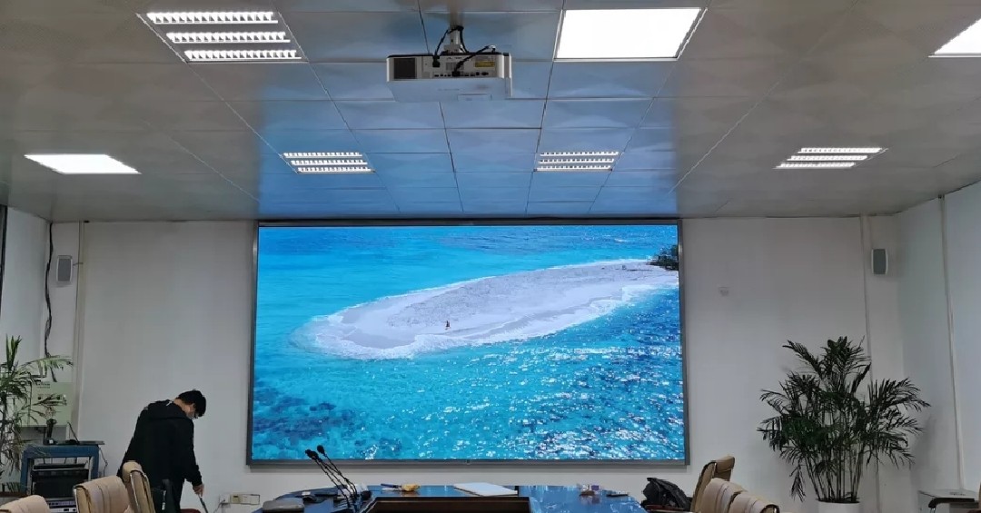 光谷實(shí)驗中學(xué)室內(nèi)全彩P1.86    尺寸：4.16x2.24m   像素點(diǎn)：2236x1204